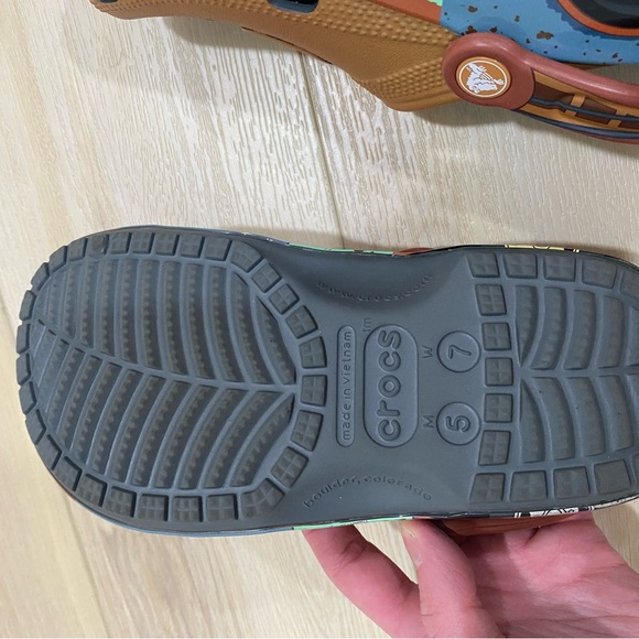 🔥 MATER CROCS CLASSIC CLOGS DISNEY PIXAR CARS SIZE 5M/ 7W Lightly Used - Picture 6 of 10